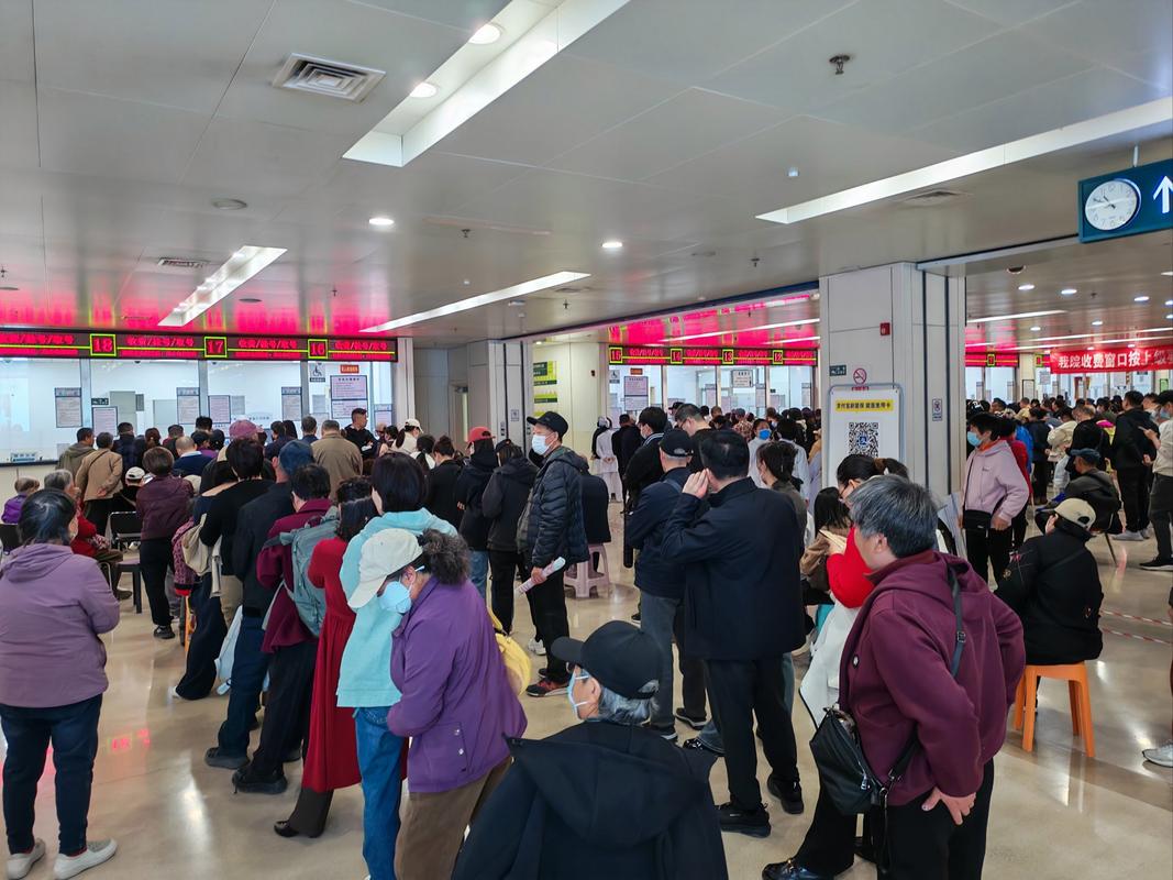 医院夜间挂号处排队